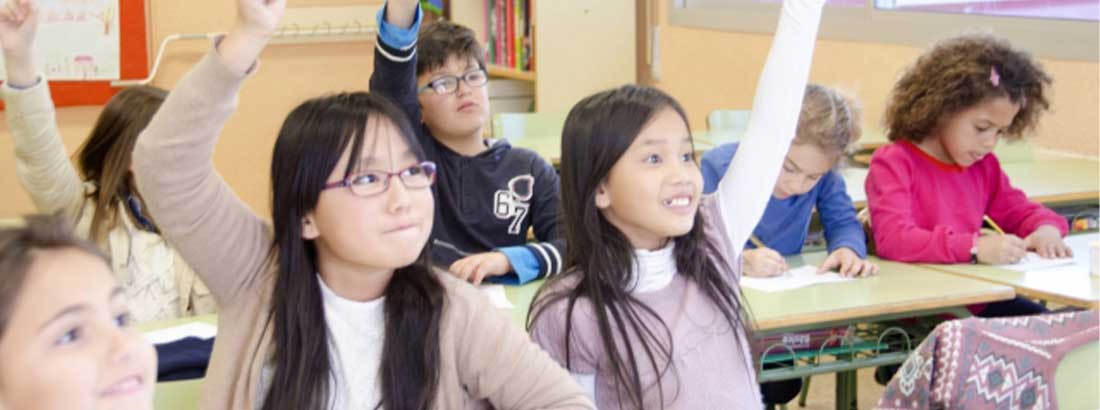 勉強する子どもたち